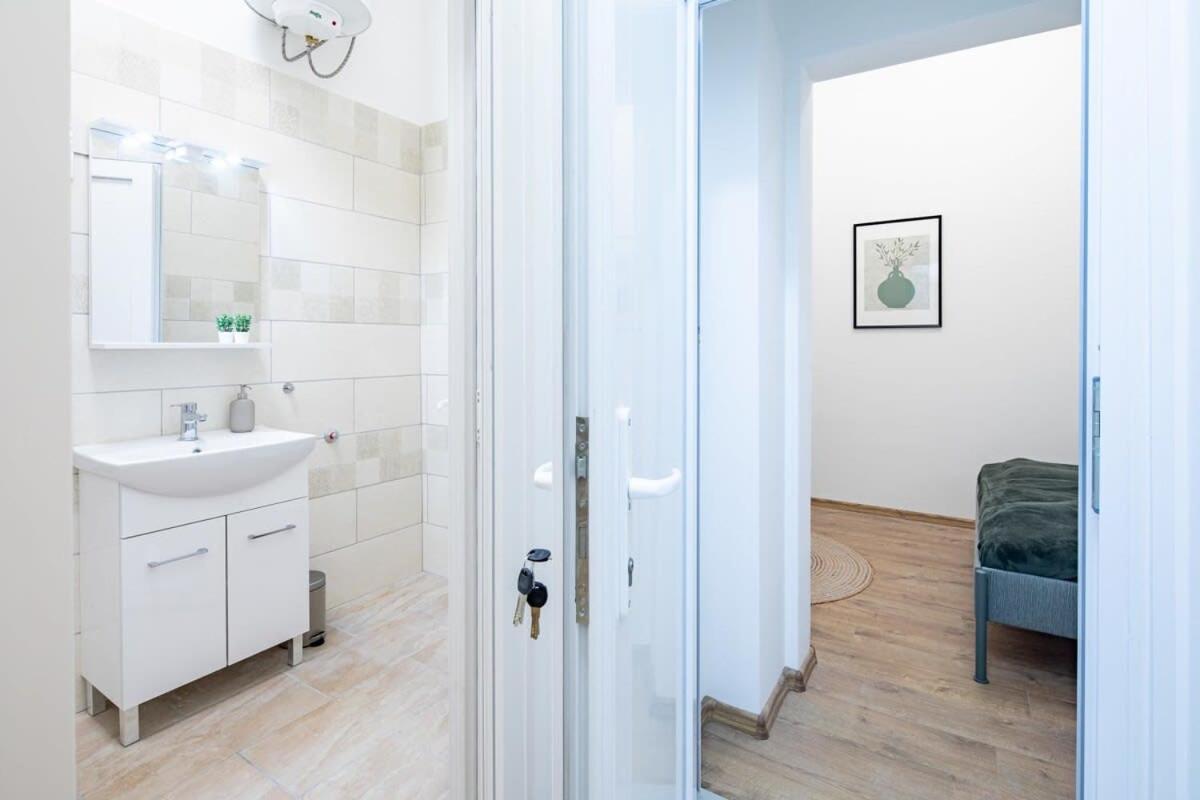 Central - New - Comfy Ac Studio Budapest Ngoại thất bức ảnh